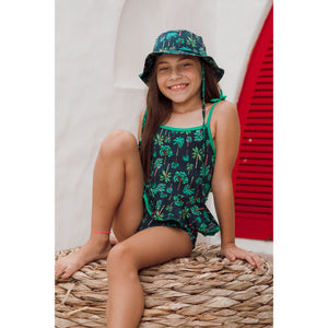 Menina vestindo Maio Infantil de Praia com Babadinho e Chapéu com Protecao UV combinando na mesma estampa Coqueiros Azul Marinho da Lili Sampedro