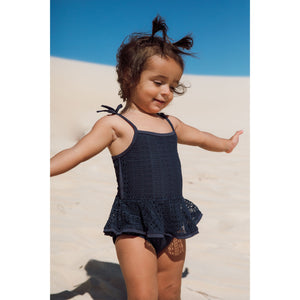Bebe vestindo maio infantil de praia de renda com babadinhos azul marinho da Lili Sampedro