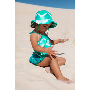 Crianca vestindo chapéu infantil e maiozinho combinando no Tie Dye Verde e Branco da Lili Sampedro