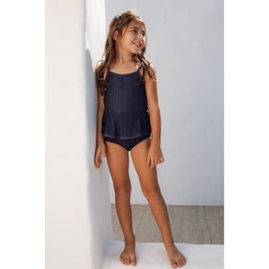 Menina de 6 anos vestindo maio de praia infantil feminino de renda azul marinho da Lili Sampedro