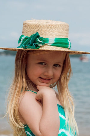 Menina de 4 anos vestindo maio olivia infantil tie dye verde da Lili Sampedro Moda Praia infantil