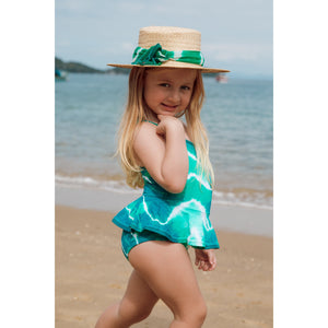 Lenço de moda praia amarrado no chapéu infantil para combinar com o look de praia no Tie Dye Verde da Lili Sampedro Moda Praia