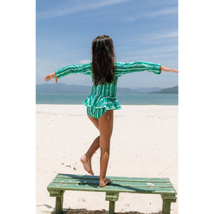 Maiô Infantil para os Dias Ensolarados na Praia, uma Escolha Moderna e Versátil. Na Estampa Listras Verdes, da Lili Sampedro.