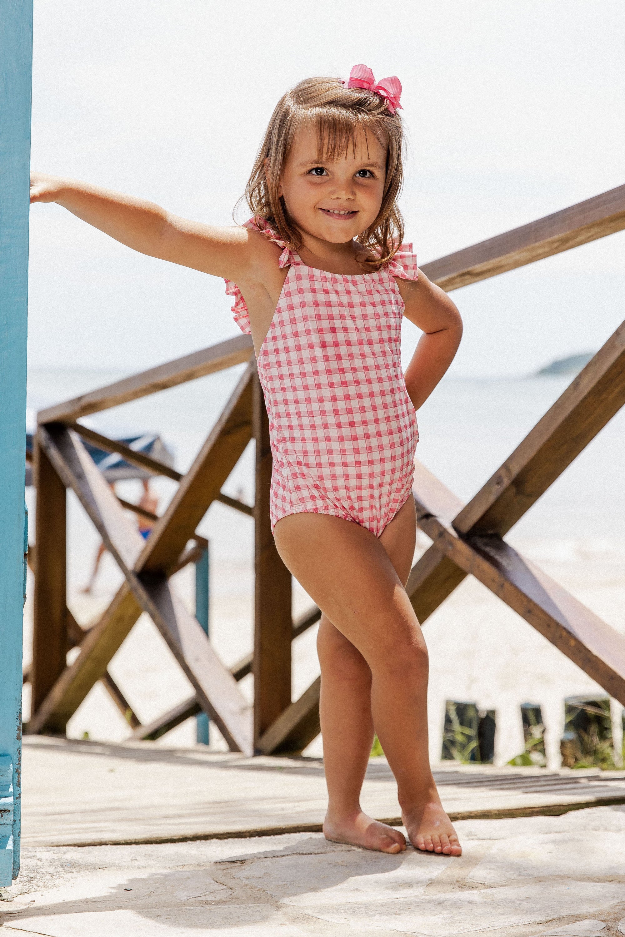Maiozinho Infantil Feminino de Praia, com Detalhes Personalizados Dourados e Proteção UV. Na Estampa Vichy Rosa, da Lili Sampedro.