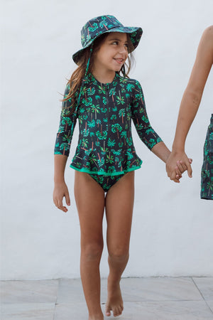 Maiozinho Infantil de Manga Longa com Babadinho e Zipper Infantil Feminino, Modelo Vestindo Tamanho 6, na Estampa Coqueiros Azul Marinho da Lili Sampedro