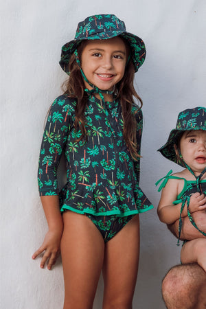 Maiozinho Infantil de Manga Longa com Babadinho e Zipper Infantil Feminino, Modelo Vestindo Tamanho 6, na Estampa Coqueiros Azul Marinho da Lili Sampedro