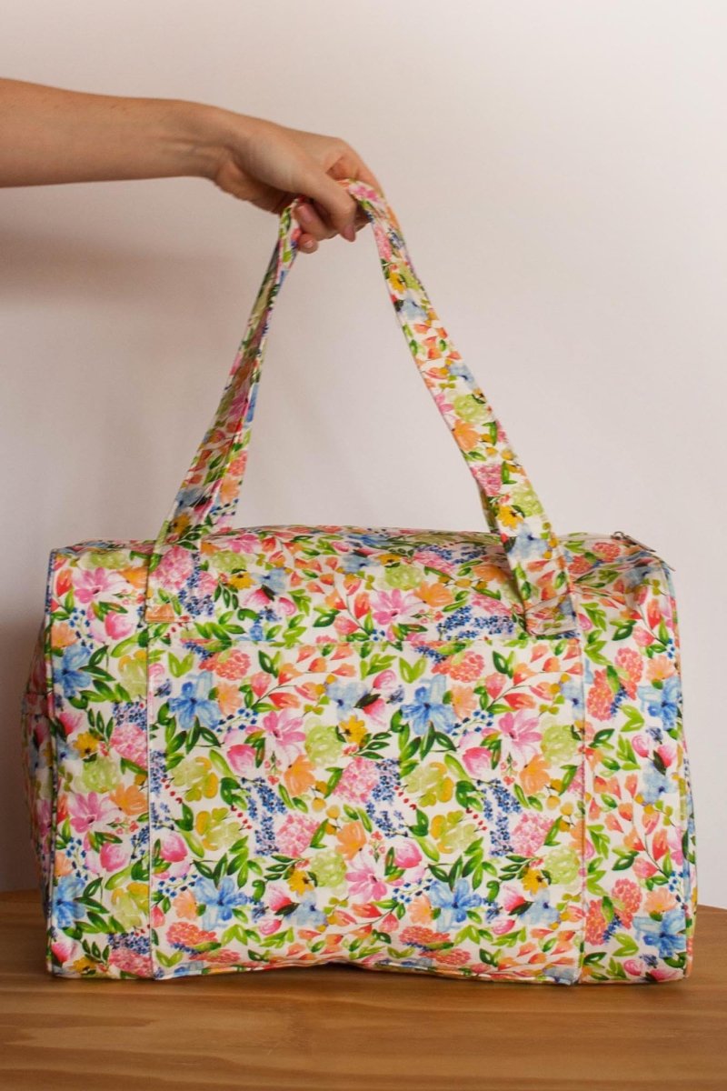 mala de viagem na estampa primavera da lili sampedro combinando com looks de praia