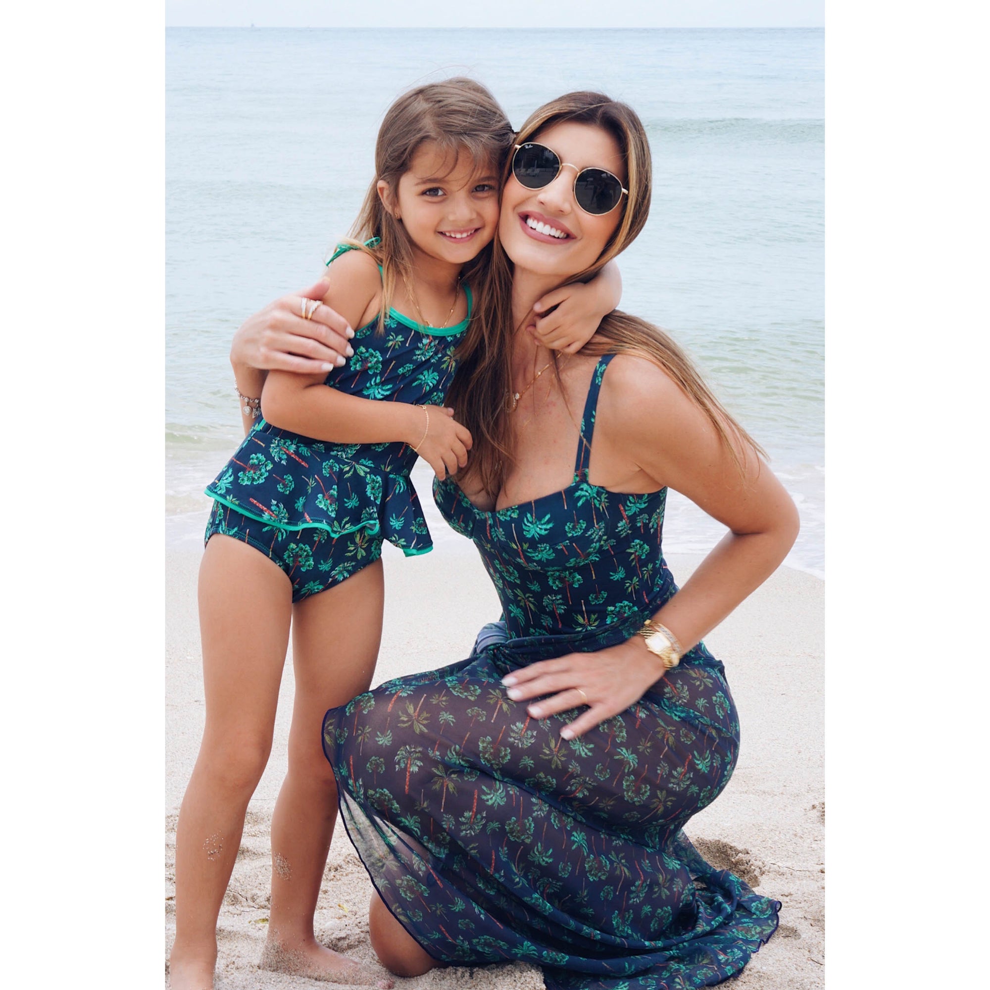 Maria Rudge e Filha combinando com Maio Infantil na Praia na Estampa Coqueiros Azul Marinho da Lili Sampedro