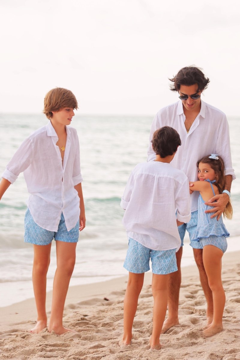 Marido da Maria Rudge com os filhos vestindo looks de praia com estampa combinando da Lili Sampedro 