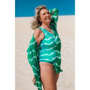 Mulher madura vestindo maio de praia de um ombro só no Tie Dye Verde e Branco da Lili Sampedro