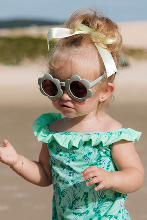 Óculos de Praia Infantil Florzinha é equipados com lentes UV400, garantem proteção total, bloqueando 100% dos raios ultravioleta. Ideal para dias de sol na praia, no parque ou qualquer aventura ao ar livre.