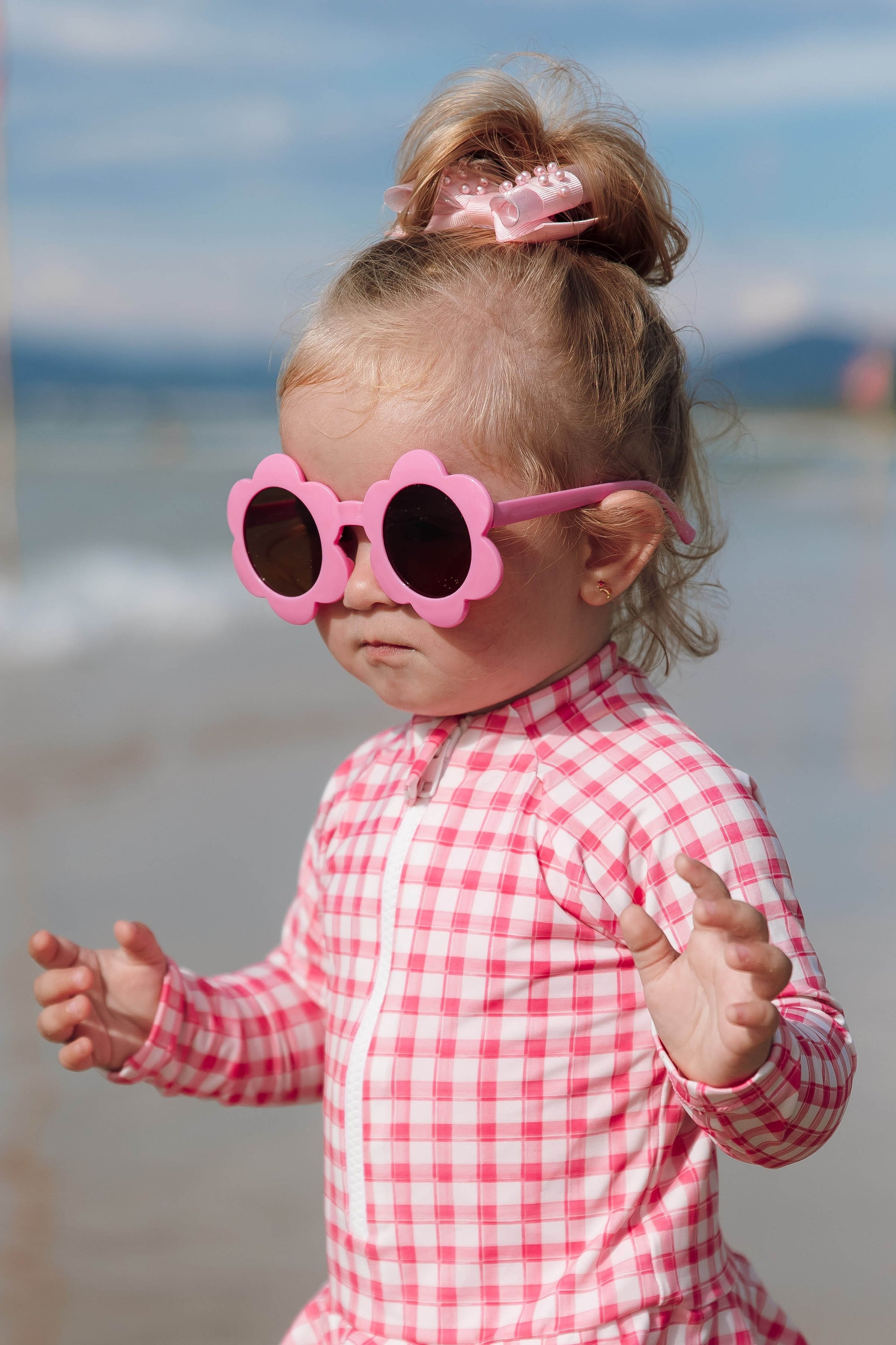 óculos Infantis de Florzinha perfeitos para a criançada! Com design moderno e cores vibrantes que eles adoram, nossos óculos não são apenas estilosos, mas também seguros. Equipados com lentes UV400, garantem proteção total, bloqueando 100% dos raios ultravioleta. Ideal para dias de sol na praia, no parque ou qualquer aventura ao ar livre.