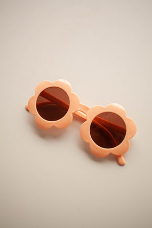 Óculos  de Sol Infantil Florzinha são a escolha perfeita para proteger os olhos dos pequenos em dias ensolarados, seja na praia ou durante as brincadeiras ao ar livre. Na Cor Laranja da Lili Sampedro. 