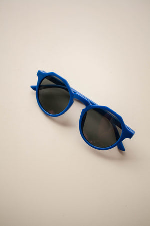 Nossos óculos de sol infantis vintage, mas vibrantes em cores, são a combinação perfeita de estilo e proteção. Na Cor Azul, da Lili Sampedro.