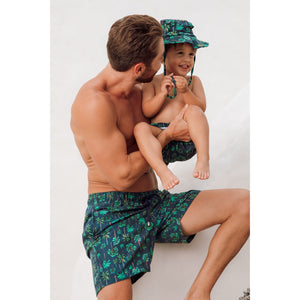 Foto Pai e Filho Combinando com Shorts de Praia Igual, Estampa Coqueiros Azul Marinho da Lili Sampedro