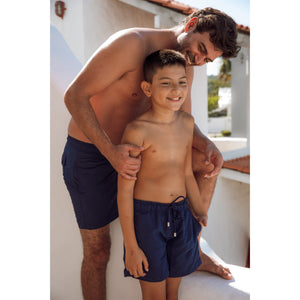 Pai e Filho Combinando com Shorts de Praia Igual no Azul Marinho da Lili Sampedro