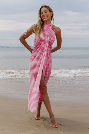 Peça-Chave Moda Praia Feminina, oferece versatilidade e estilo, conforme sua imaginação, esteja pronta para arrasar na areia. Na Estampa, Vichy Rosa, da Lili Sampedro.