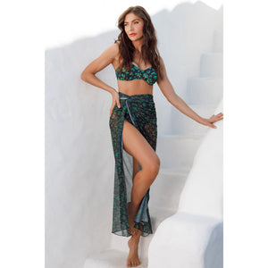 Modelo com Biquíni e Saída de Praia Combinando na Mesma Estampa Igual Coqueiros Azul Marinho da Lili Sampedro