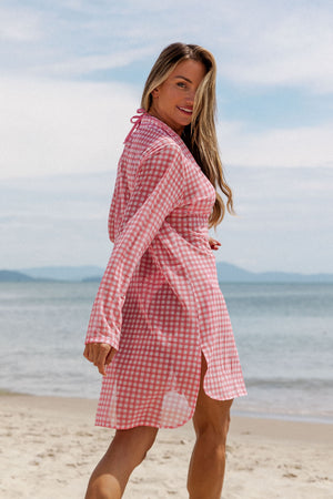 Saída de Praia feminina, uma opção versátil e cheia de estilo para seus momentos à beira-mar, modelo indispensável no seu guarda-roupa de verão. Na Estampa Vichy Rosa, da Lili Sampedro.