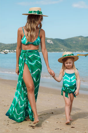 Mae e filha com conjunto de praia igual combinando tal mae tal filha tie dye verde da Lili Sampedro