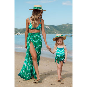 Mae e filha com conjunto de praia igual combinando tal mae tal filha tie dye verde da Lili Sampedro