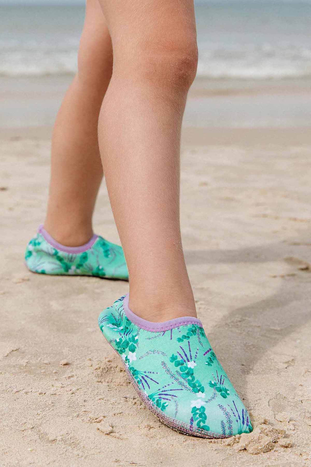 Sapatinho de Neoprene Infantil, na estampa Lavanda, Protecao para a Praia da Lili Sampedro