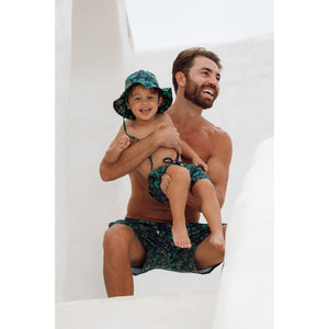 Pai e Filho Brincando com Look de Praia Igual Shorts Azul Marinho Coqueiros da Lili Sampedro