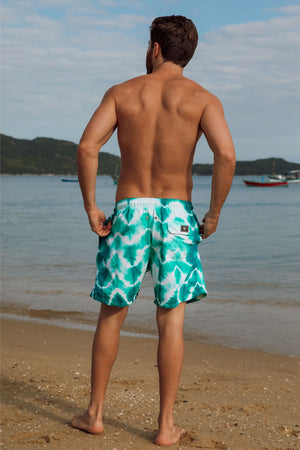 Short Bermuda de Praia Masculina Tie Dye Verde da Lili Sampedro