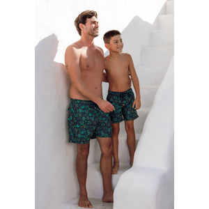 Pai e Filho Adolescente Combinando com Shorts de Praia Igual na Estampa Coqueiros Azul Marinho da Lili Sampedro