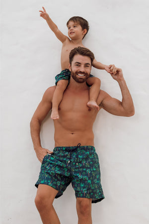 Pai e Filho Combinando com Shorts de Praia Igual na Estampa Coqueiros Azul Marinho da Lili Sampedro