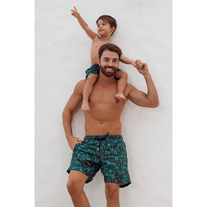 Pai e Filho Combinando com Shorts de Praia Igual na Estampa Coqueiros Azul Marinho da Lili Sampedro