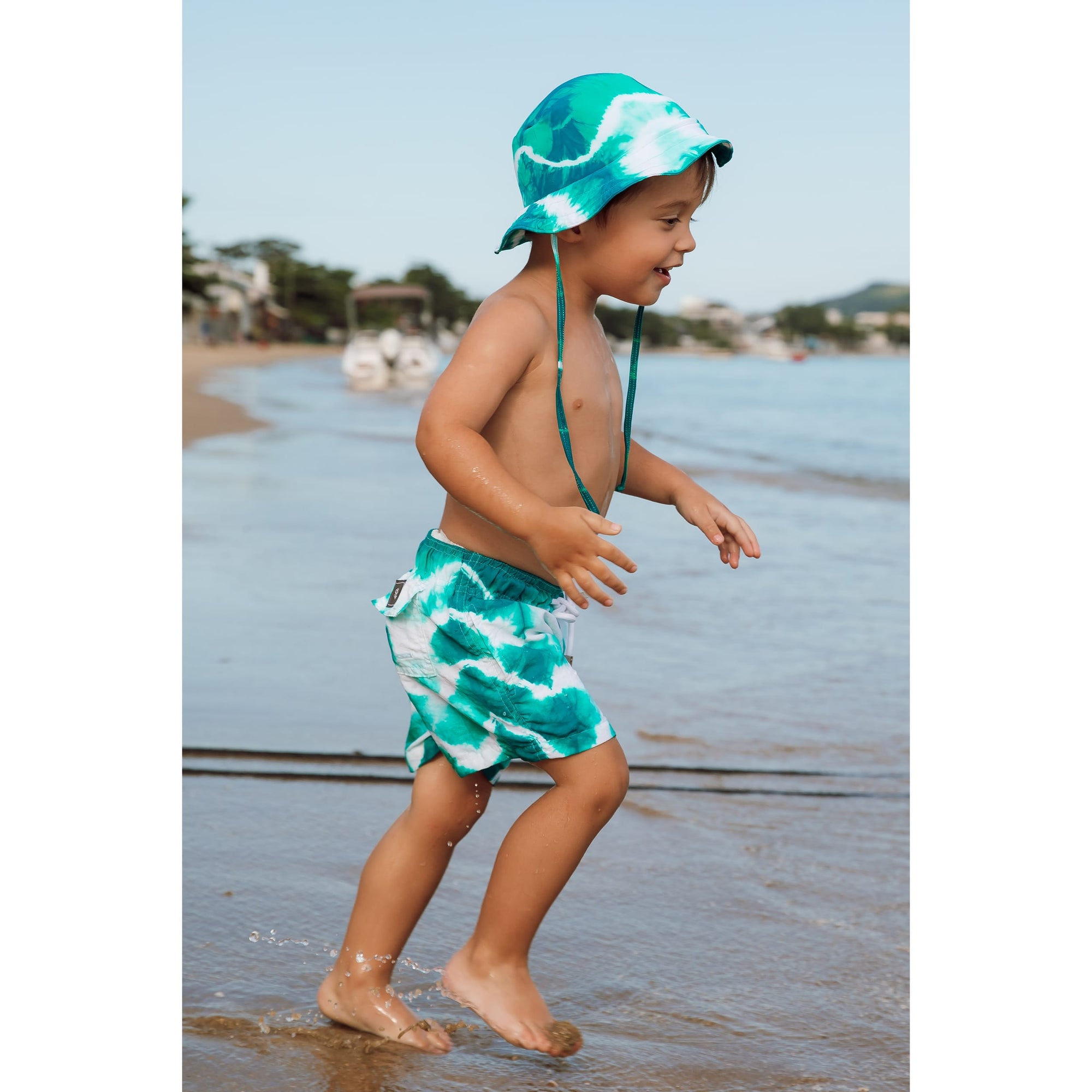 Short de praia infantil com chapéuzinho combinanco com protecao UV Tie Dye Verde da Lili Sampedro