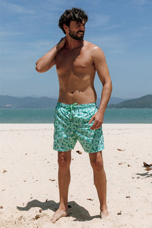 Moda Praia Roupa de Banho Short Masculino, essencial para seu guarda-roupa de verão. Pronto para qualquer aventura na praia com nossa coleção. Na Estampa Lavanda, da Lili Sampedro.