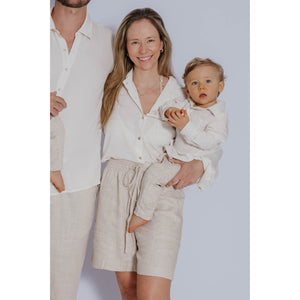 Mae e Filho combinando com camisa e calca de linho look reveillon Lili Sampedro