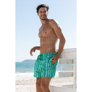 Moda Praia Roupa de Banho Shorts Masculino, essenciais para seu guarda-roupa de verão. Pronto para qualquer aventura na praia com nossa coleção. Na Estampa, Listras Verdes, da Lili Sampedro.