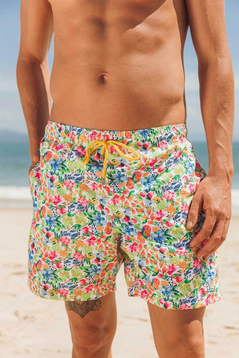 Short masculino de praia na estampa primavera com detalhes em amarelo