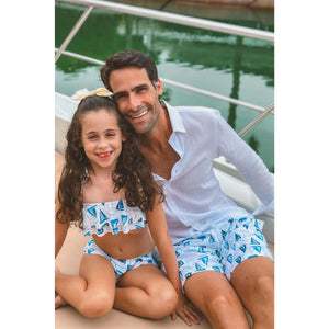Pai e Filha Combinando, com Short Adulto Masculino de Praia na Estampa Barcos Off White da Collab Nautica da Lili Sampedro e Charada Conceito