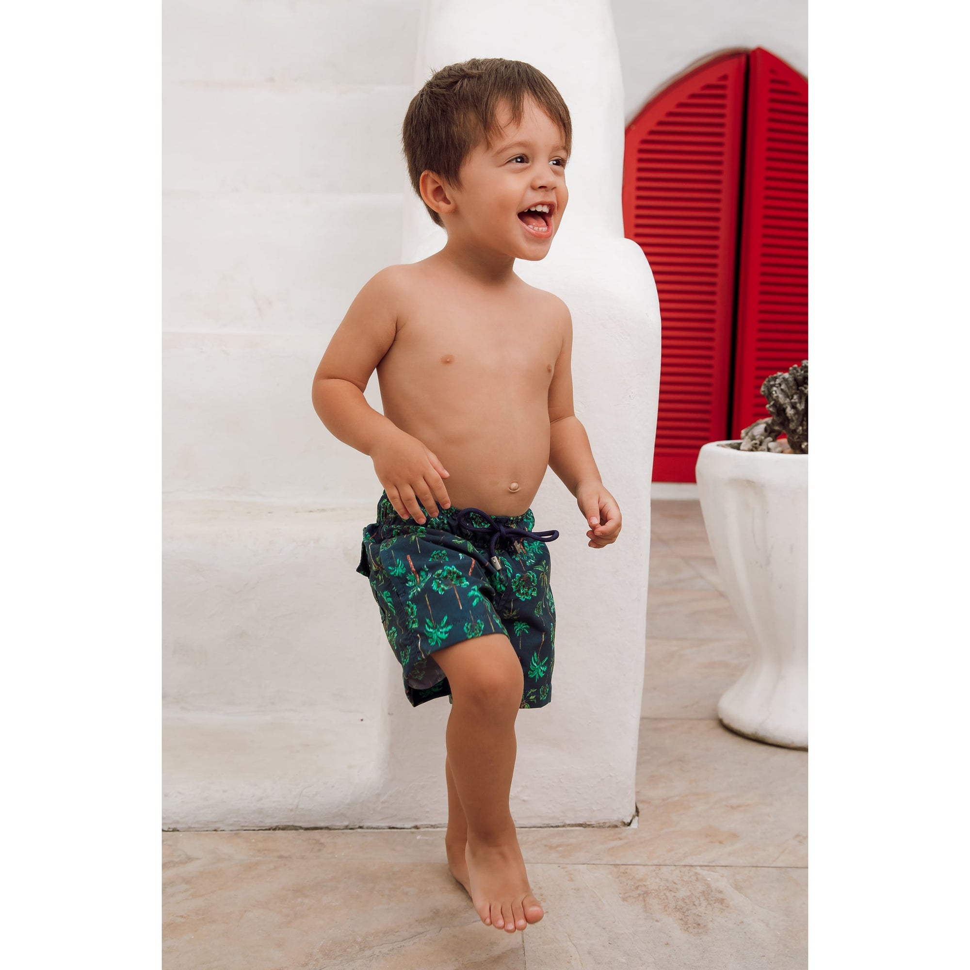 Short Infantil de Praia Masculino Azul Marinho na Estampa Coqueiros da Lili Sampedro para Idades de 1 ano até 16 anos