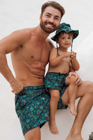 Pai e Filho Combinando com Shorts de Praia Igual na Estampa Coqueiros Azul Marinho da Lili Sampedro