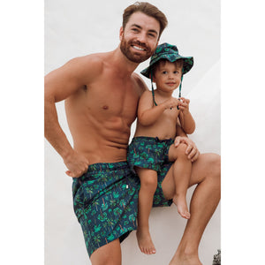Pai e Filho Combinando com Shorts de Praia Igual na Estampa Coqueiros Azul Marinho da Lili Sampedro