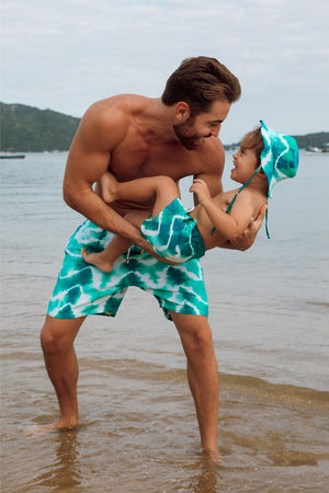 Pai e filho combinando com look igual shorts de praia matching Tie Dye Verde da Lili Sampedro