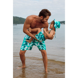 Pai e filho combinando com look igual shorts de praia matching Tie Dye Verde da Lili Sampedro