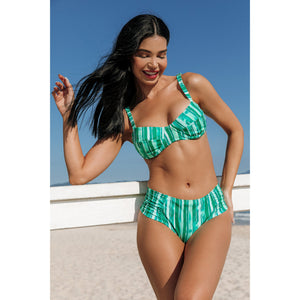 Modelo de Biquíni para Mulheres, Moda Praia, com Detalhes Dourados, com Proteção UV. Na Estampa, Listras Verdes, da Lili Sampedro.