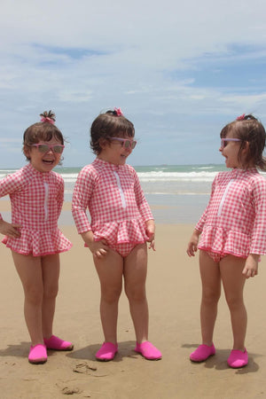 Look para a Família Toda. Maiô de Praia Infantil feminino, para usar combinando, harmonizando estilo e diversão, na Estampa exclusiva, Vichy Rosa, da Lili Sampedro.