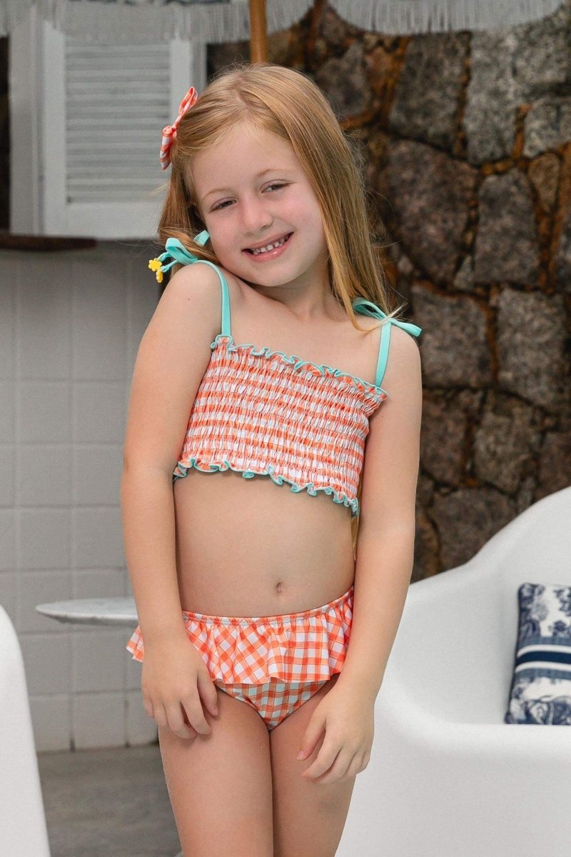 Biquininho infantil liz na estampa vichy laranja com lacinhos fixos e babadinhos combinando com laço de cabelo