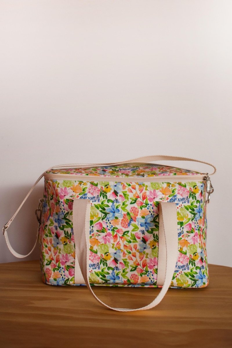 Bolsa térmica para praia e piscina em estampa Floral com looks de praia combinando 