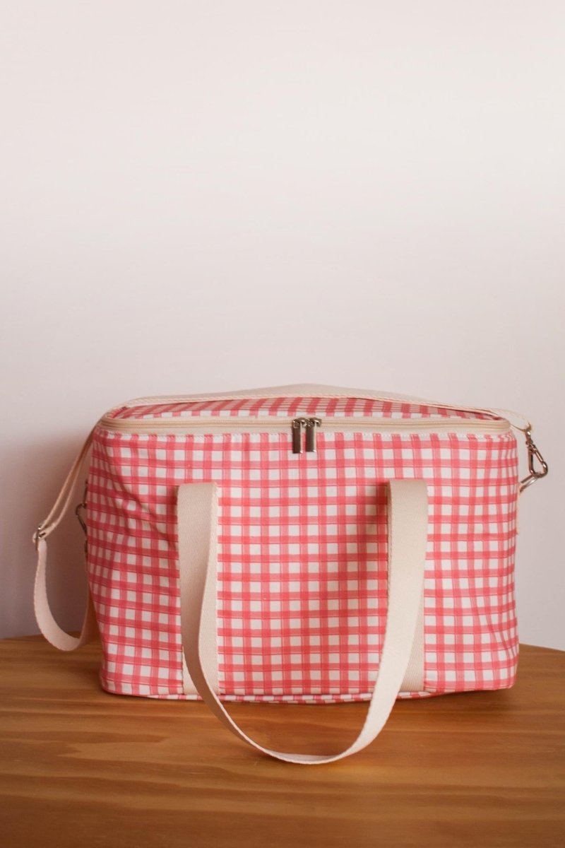 Bolsa térmica para praia e piscina em estampa Vichy Rosa combinando com looks de praia 