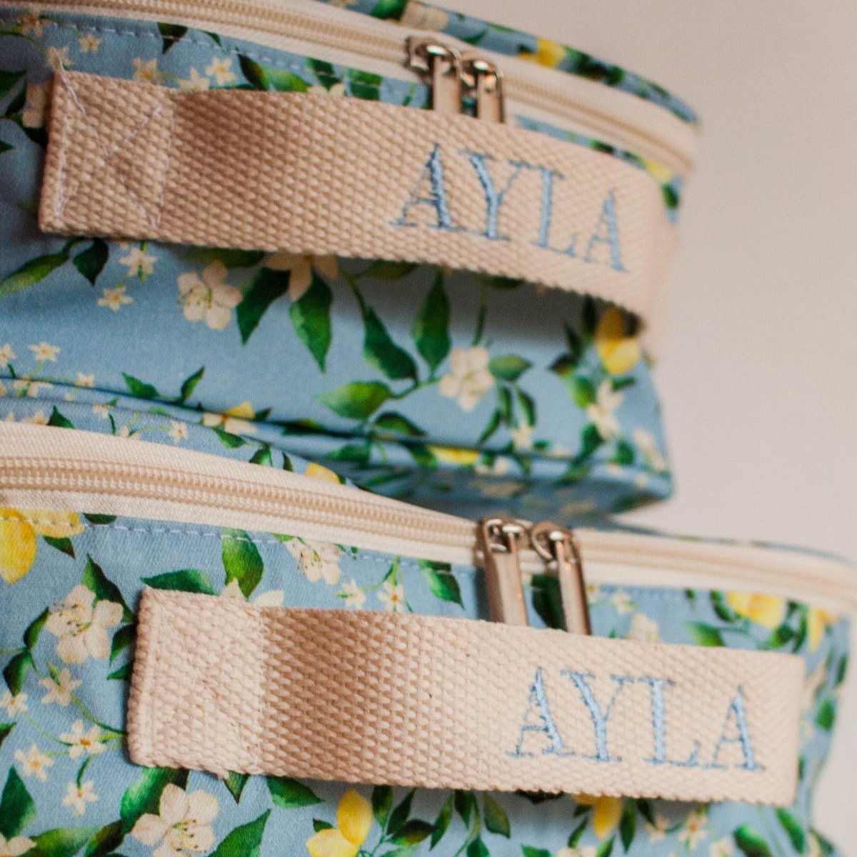 Orgaizadores de mala em estampa exclusiva, Limões da Lili Sampedro, com bordado personalizado