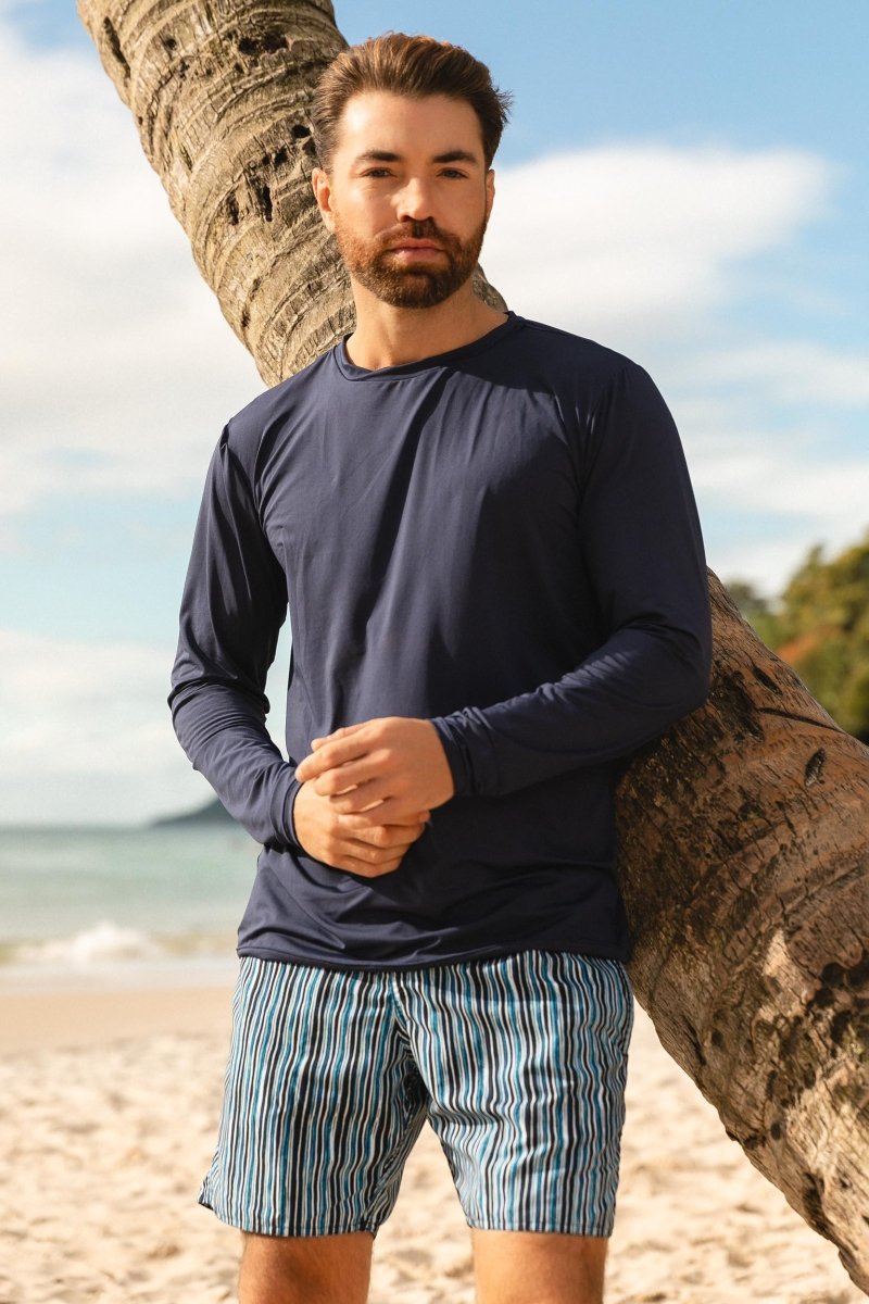 camiseta de praia com proteção uv em cor lisa azul marinho combinando com looks de praia