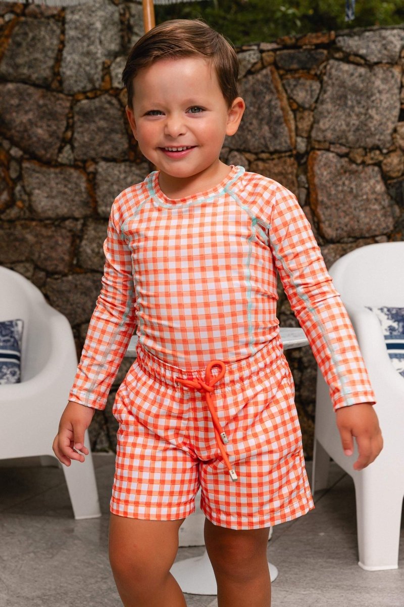 Camiseta UV com shortinho infantil de praia na estampa Vichy Laranja